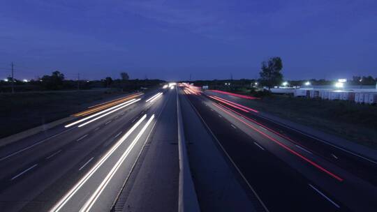 夜晚道路上行驶的车辆灯光