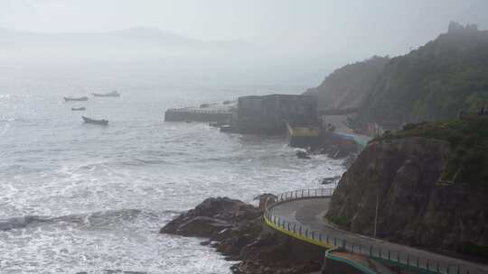 海浪拍打着岩石的壮阔海边景象