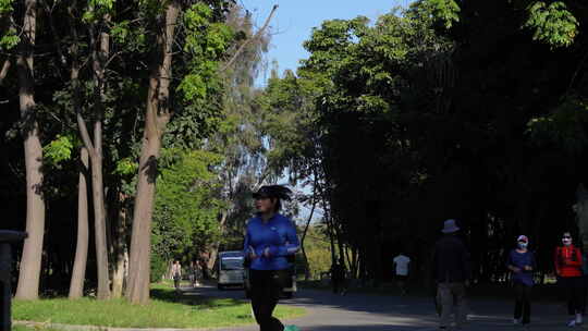 清晨森林骑行步行道跑步锻炼大理生态廊道