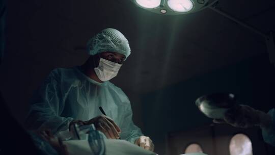 做手术的外科医生视频素材模板下载