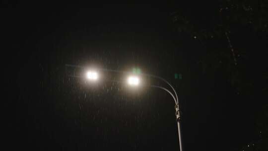 雨夜的城市、路面和路灯4k