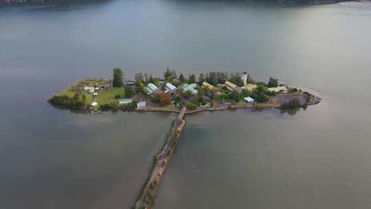 澳大利亚新南威尔士州穆尼穆尼霍克斯伯里河畔泥炭岛的房屋。-天线