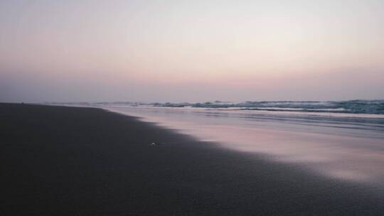 日落时海浪冲向海岸