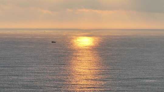 金色阳光洒在海面上