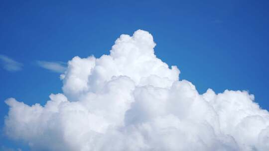 蓝天中的蓬松白云