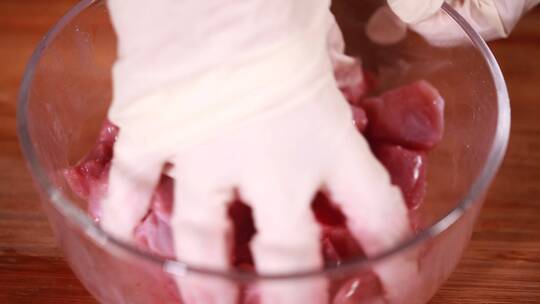 玻璃碗腌制羊肉视频素材模板下载