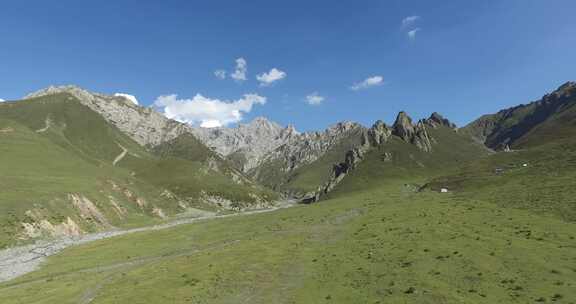 青海互助龙王山山峰草原蓝天航拍视频