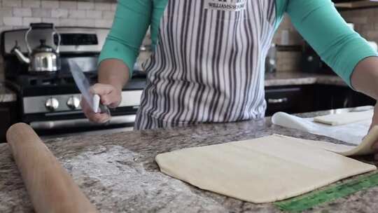 家庭主妇制作面食花卷馒头视频素材模板下载