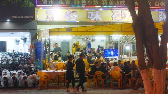 街边夜宵店水果摊美食摊位4k视频素材