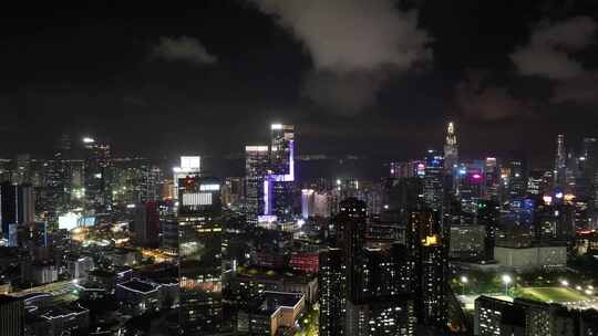 夜晚加班写字楼大厦里的灯光