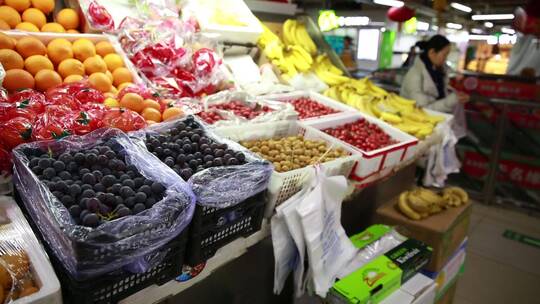 水果市场卖草莓猕猴桃芒果摊位