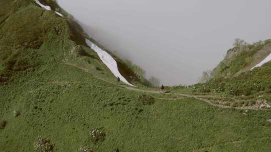 航拍徒步旅行者登山