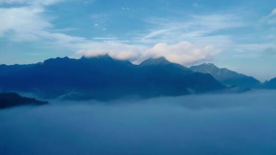 清晨云海中的群山