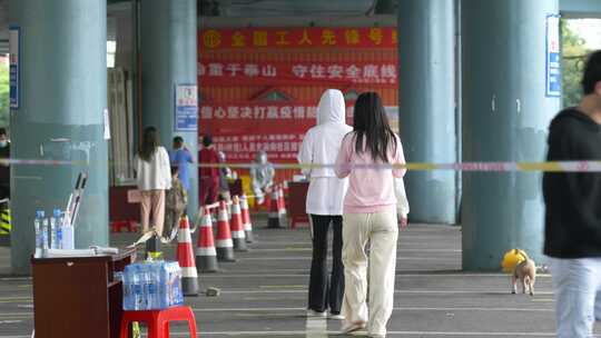 排队核酸检测的市民