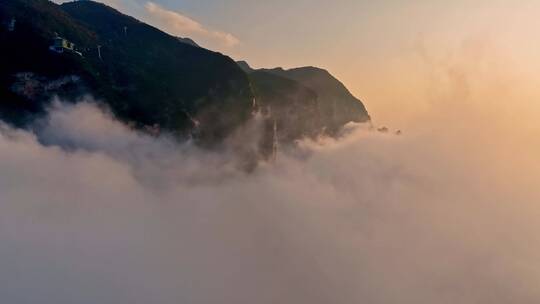 重庆巫山三峡云海红叶美景