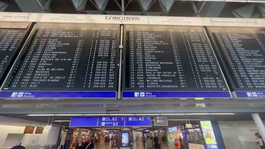 欧洲德国法兰克福机场航站楼出发信息牌视频素材模板下载