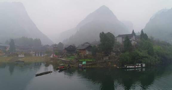 神秘湘西首八峒村小船划过酉水河