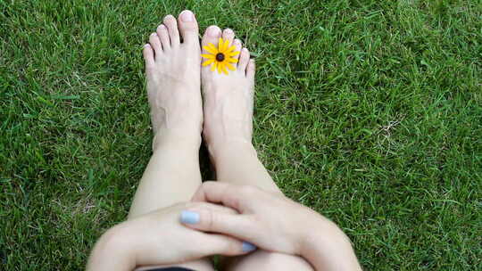 坐在公园 放松 脚趾上花朵
