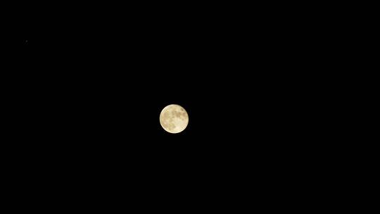 夜晚月亮升起延时摄影