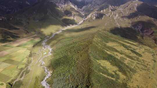 青海互助龙王山山峰河流树木航拍视频