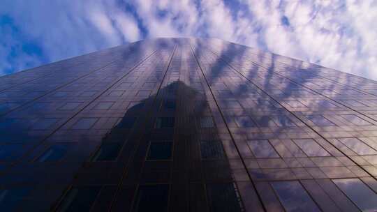 高楼大厦玻璃幕墙映出天空蓝天白云