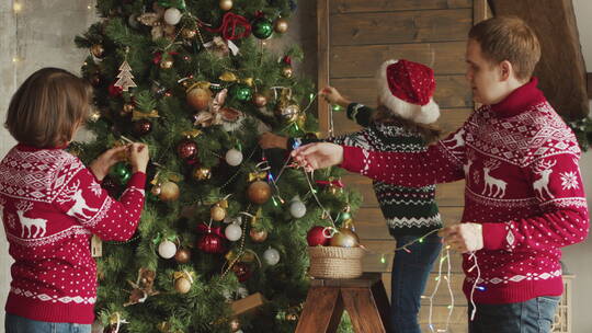 装饰圣诞树的家庭视频素材模板下载