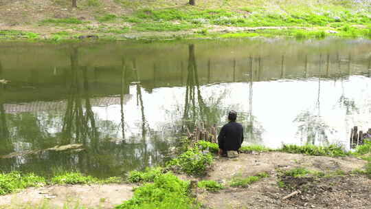 老人在河边钓鱼孤独宁静
