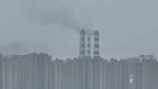 城市工厂烟囱冒起浓浓白烟航拍