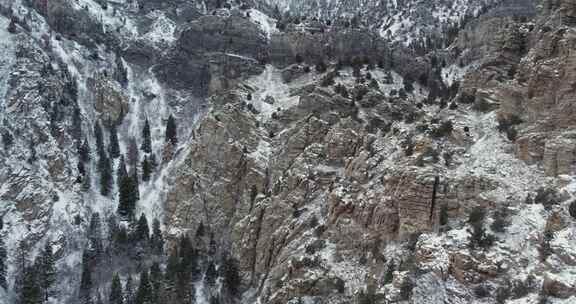 美国犹他州冬季美国福克峡谷陡峭的岩石山脉