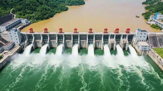 大坝开闸放水鸟瞰景象