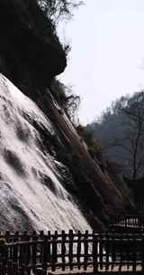 （慢镜）江西上饶望仙谷悬崖瀑布竖版