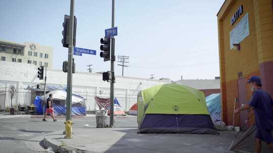 市中心街道两旁的帐篷和无家可归者住所