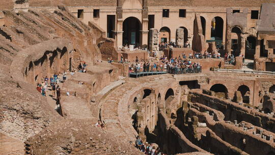 游客参观罗马斗兽场视频素材模板下载
