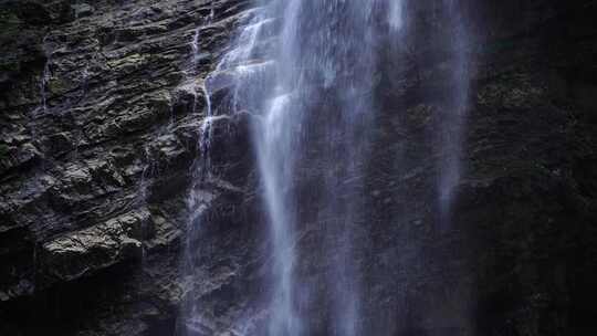 森林高山流水瀑布山水自然风景山峰岩石流水