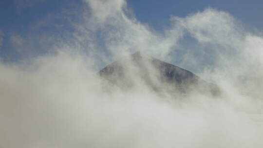 特内里费岛的埃尔泰德被薄雾覆盖