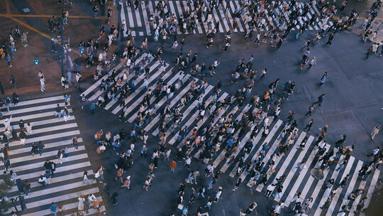 夜晚城市人流行人
