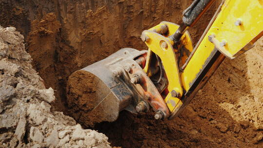 挖掘机铲斗在挖坑