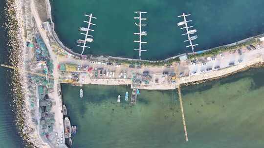 航拍威海高新区金海滩海边快艇码头塔吊