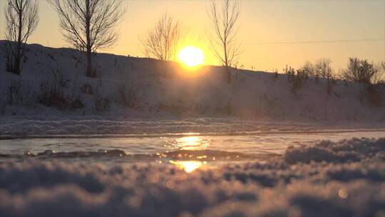 冬天农村河边的清晨