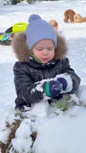 蹒跚学步的孩子玩雪