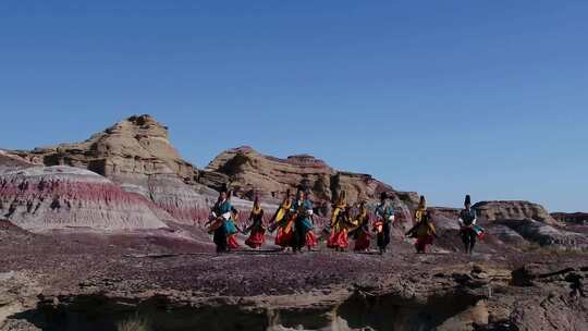 B新疆准噶尔盆地大漠戈壁民族舞蹈5视频素材模板下载