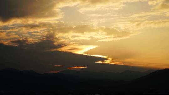 山峰日落延时黄昏夕阳山脉阳光森林夜幕降临