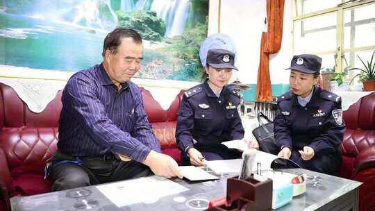 政府工作人员与民警乡村互动入户走访