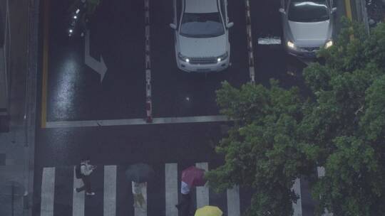 广州天河东站俯瞰窗外的士雨天出站人行道