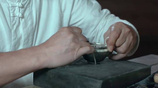 手工艺视频手工匠人锻银麻线捆扎银圈慢镜头