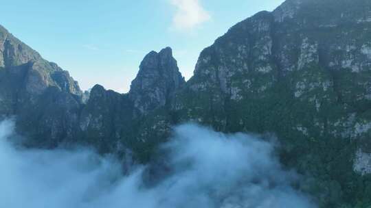 无人机航拍云雾中的山峰广西金秀圣堂山