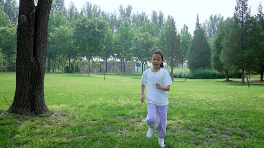 夏季在公园草坪上奔跑的东方女孩视频素材模板下载