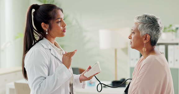 诊所，医生和检查与妇女，血压和保健，服务