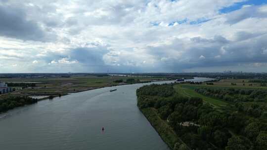 比利时Zwijndrecht的Schelda河景观，货船航行