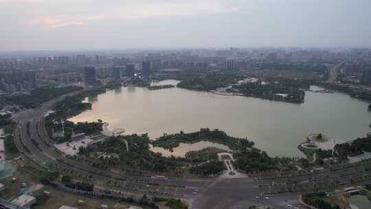 夕阳下的河南商丘日月湖航拍